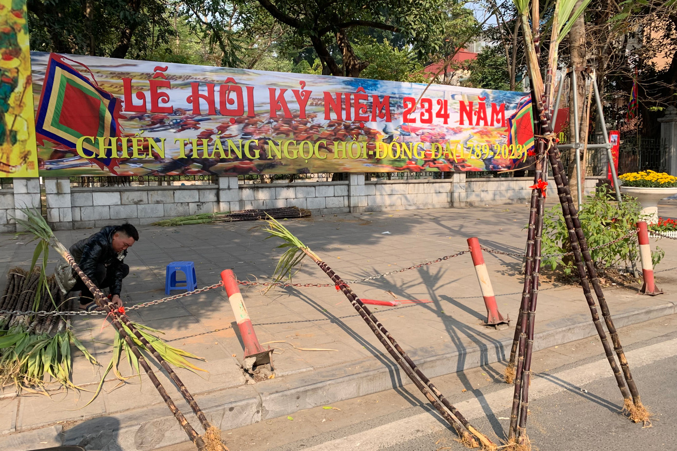 Dọc phố Tây Sơn xuất hiện hàng chục tiểu thương bán mía lộc.