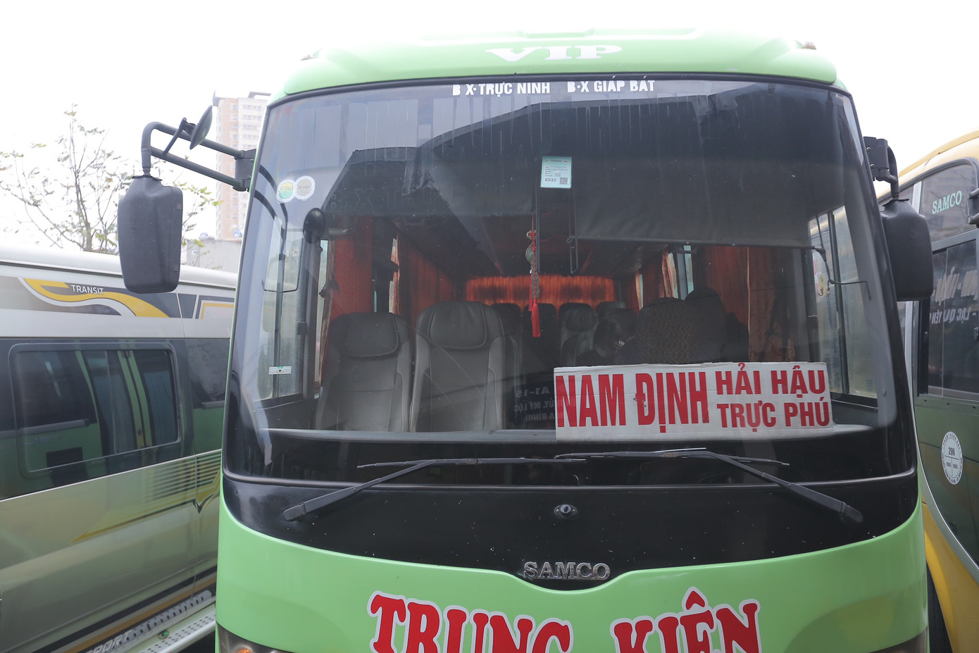 "So với Tết mọi năm là vắng hơn hẳn. Ngày trước thì hết sạch vé, khách còn tranh nhau lên, bây giờ cứ phải ngóng từng khách", một lái xe cho biết.