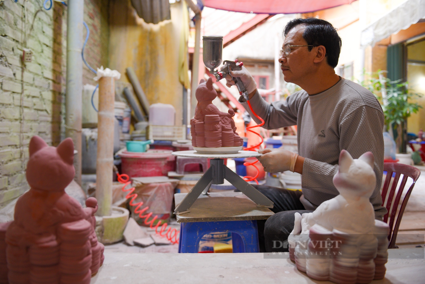 Nghệ nhân Vương Thế Cường (làng gốm Bát Tràng), là một trong những người trực tiếp chế tác những sản phẩm gốm sứ đặc biệt. Nghệ nhân Vương Thế Cường (làng gốm Bát Tràng), là một trong những người trực tiếp chế tác những sản phẩm gốm sứ đặc biệt.