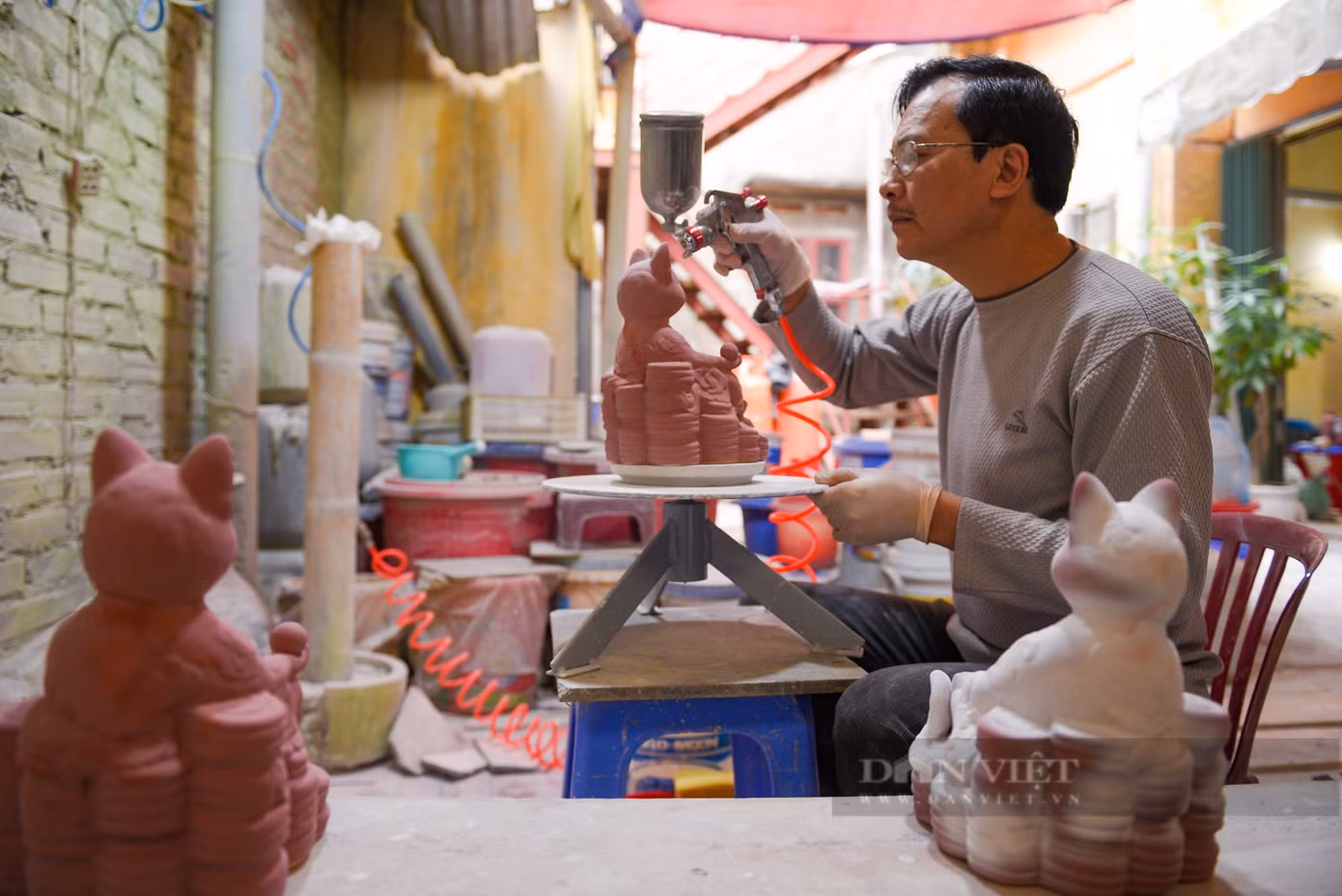 Nghệ nhân Vương Thế Cường (làng gốm Bát Tràng), là một trong những người trực tiếp chế tác những sản phẩm gốm sứ đặc biệt.