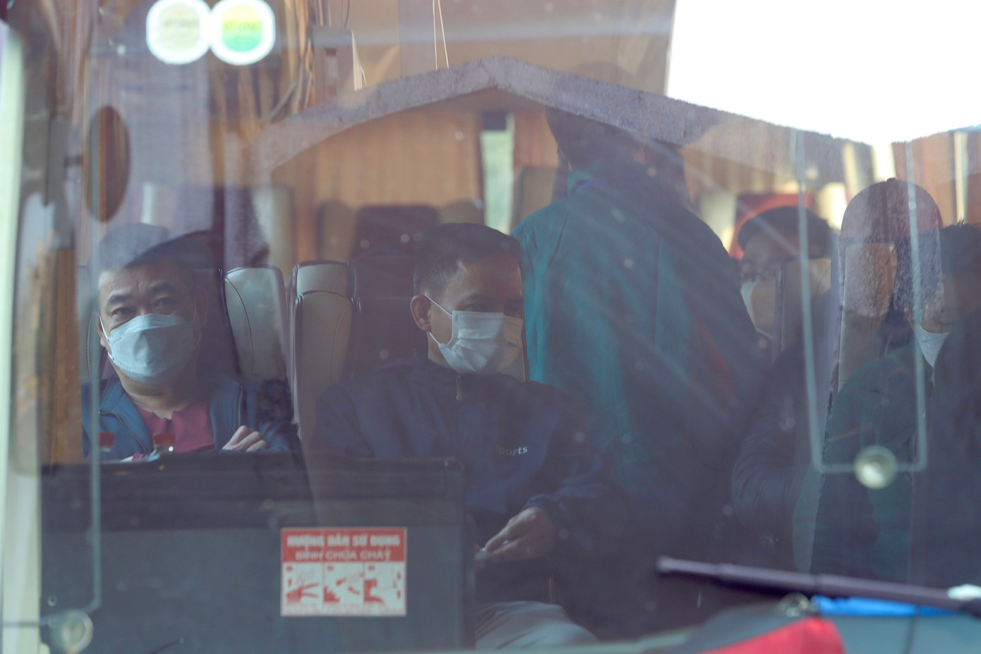 Một trong chuyến xe cuối cùng rời bến chỉ khoảng hơn 10 khách.