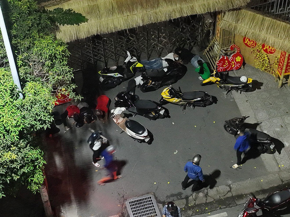 Lực lượng CSGT chặn bắt nhóm "quái xế". Ảnh: PC08 Lực lượng CSGT chặn bắt nhóm "quái xế". Ảnh: PC08