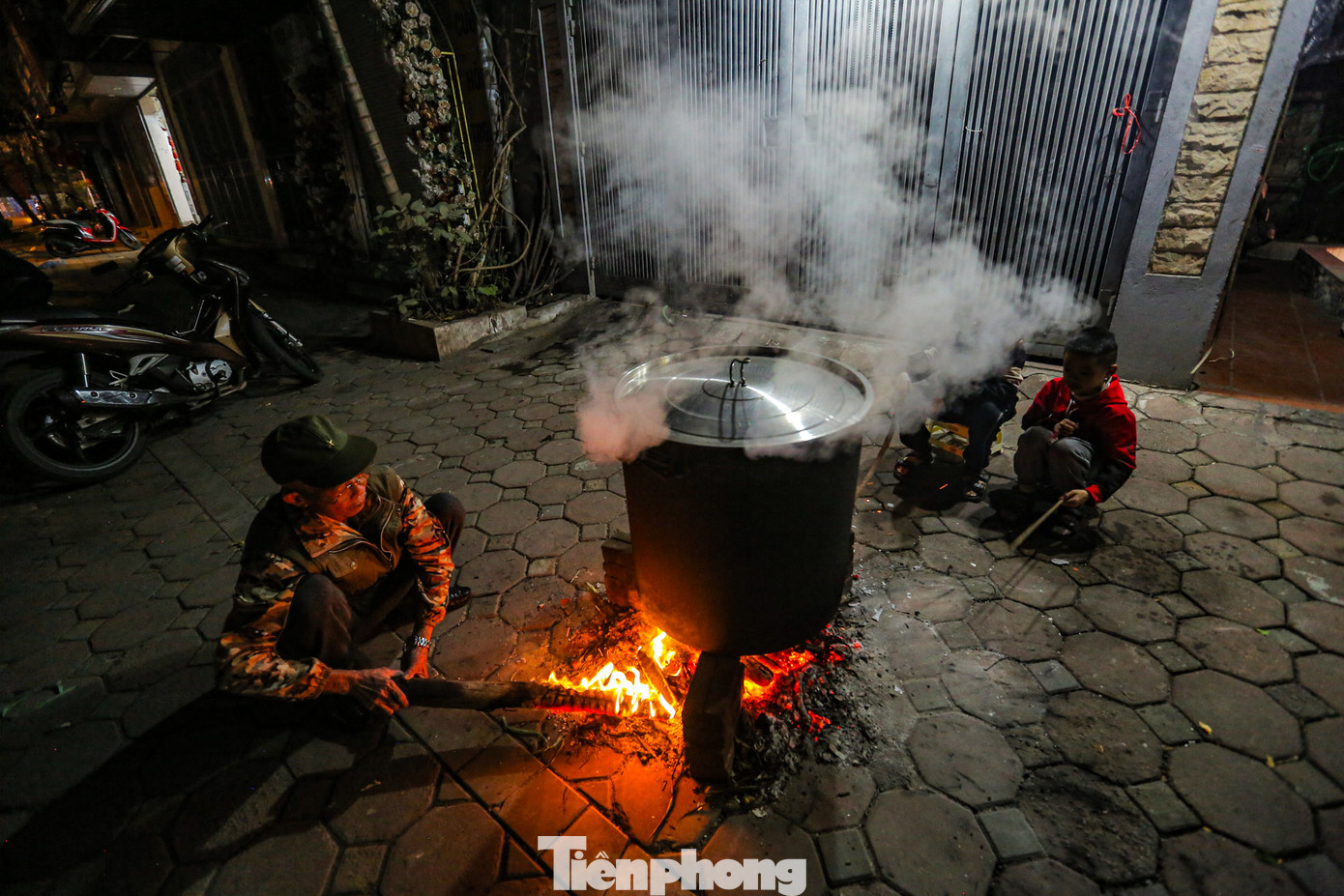 Chú Châu cho biết, kể từ khi lập gia đình là năm nào cũng nấu một nồi bánh chưng để giữ cái nếp truyền cho đời con đời cháu. Chú Châu cho biết, kể từ khi lập gia đình là năm nào cũng nấu một nồi bánh chưng để giữ cái nếp truyền cho đời con đời cháu.