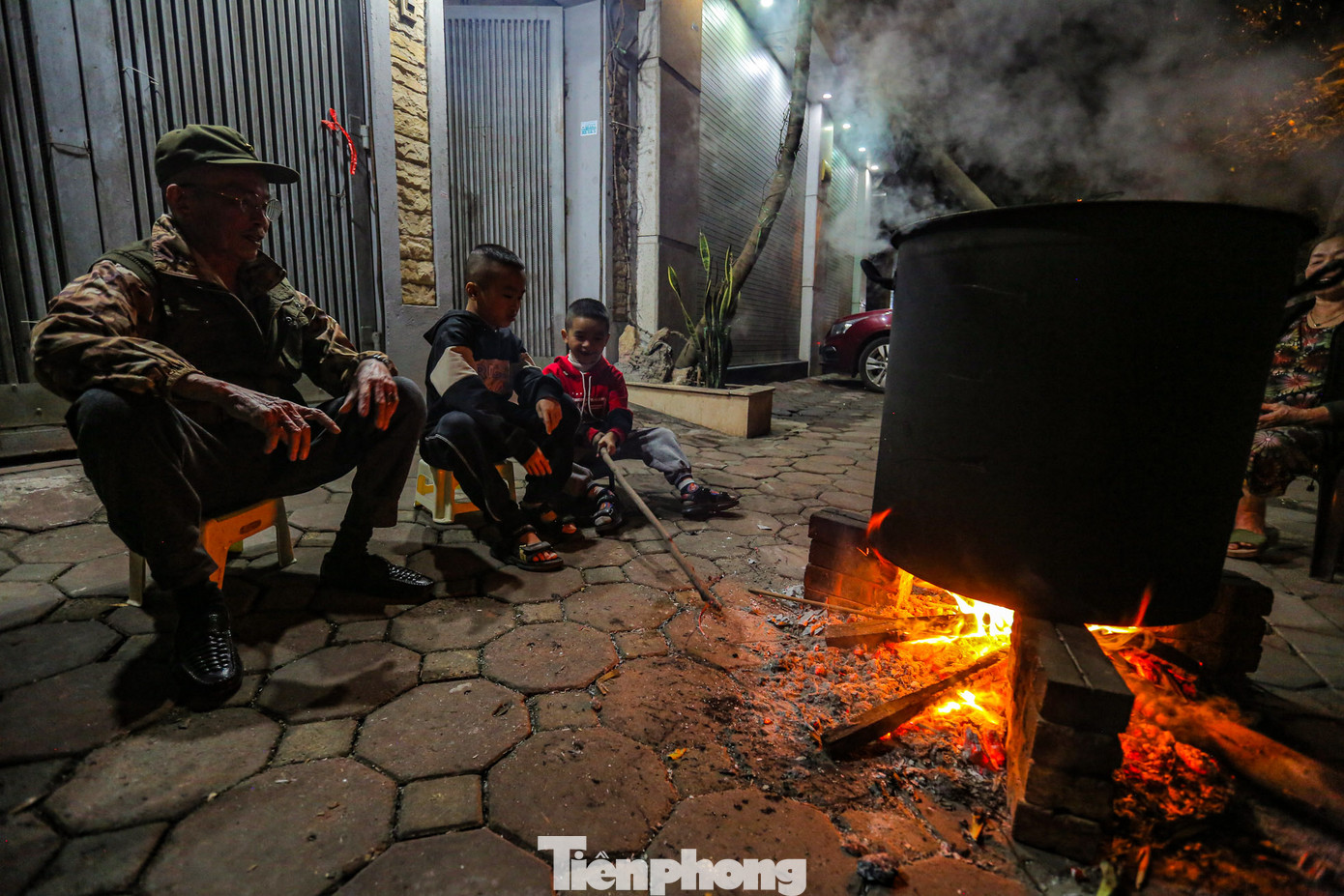 "Cả nhà mất một ngày để cùng nhau chuẩn bị, cùng nhau gói, sau đó bắc bếp luộc đến nửa đêm mới có thể vớt được. Gia đình luộc khoảng 30 cái để chia cho các con, các cháu", chú Châu chia sẻ. "Cả nhà mất một ngày để cùng nhau chuẩn bị, cùng nhau gói, sau đó bắc bếp luộc đến nửa đêm mới có thể vớt được. Gia đình luộc khoảng 30 cái để chia cho các con, các cháu", chú Châu chia sẻ.