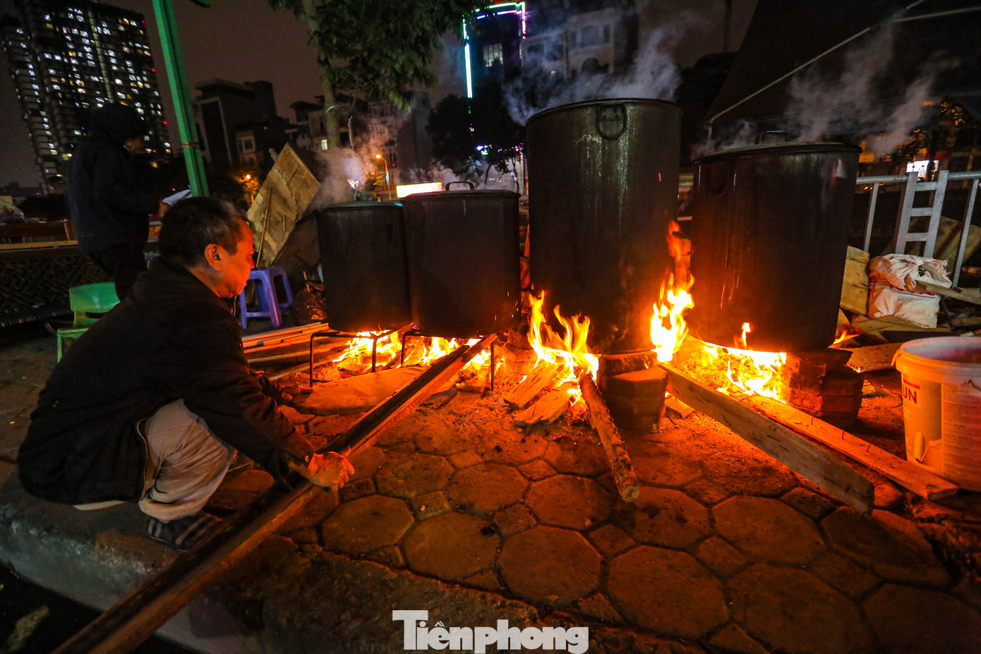 Vỉa hè trên đường luôn đỏ lửa trong những ngày cuối năm. Vỉa hè trên đường luôn đỏ lửa trong những ngày cuối năm.