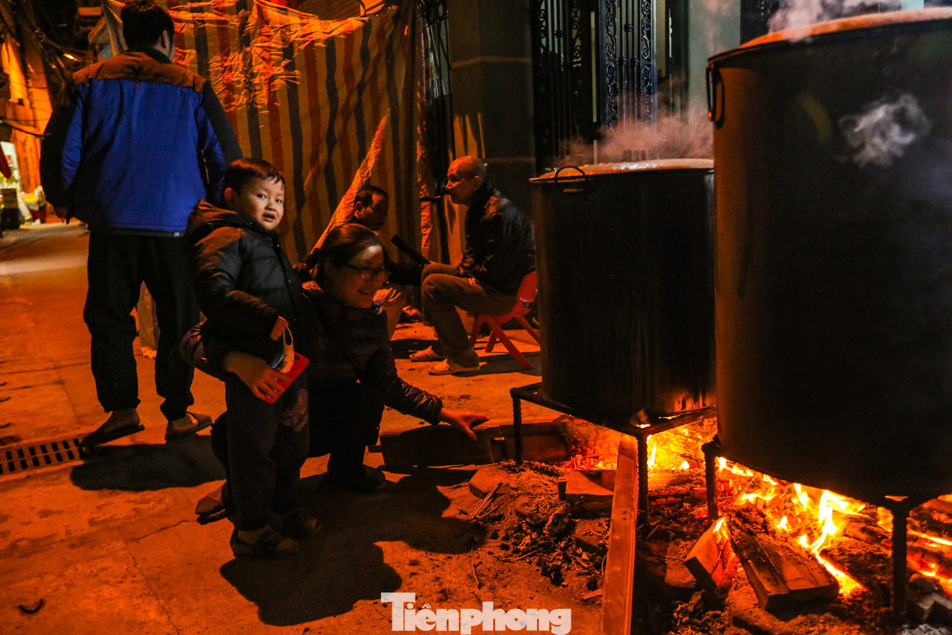 Không thua kém gì người lớn, những đứa trẻ ở đây tự mình đưa củi, canh nồi bánh chưng cùng đến đêm muộn, hòa cùng không khí Tết ấm áp bên gia đình. Không thua kém gì người lớn, những đứa trẻ ở đây tự mình đưa củi, canh nồi bánh chưng cùng đến đêm muộn, hòa cùng không khí Tết ấm áp bên gia đình.