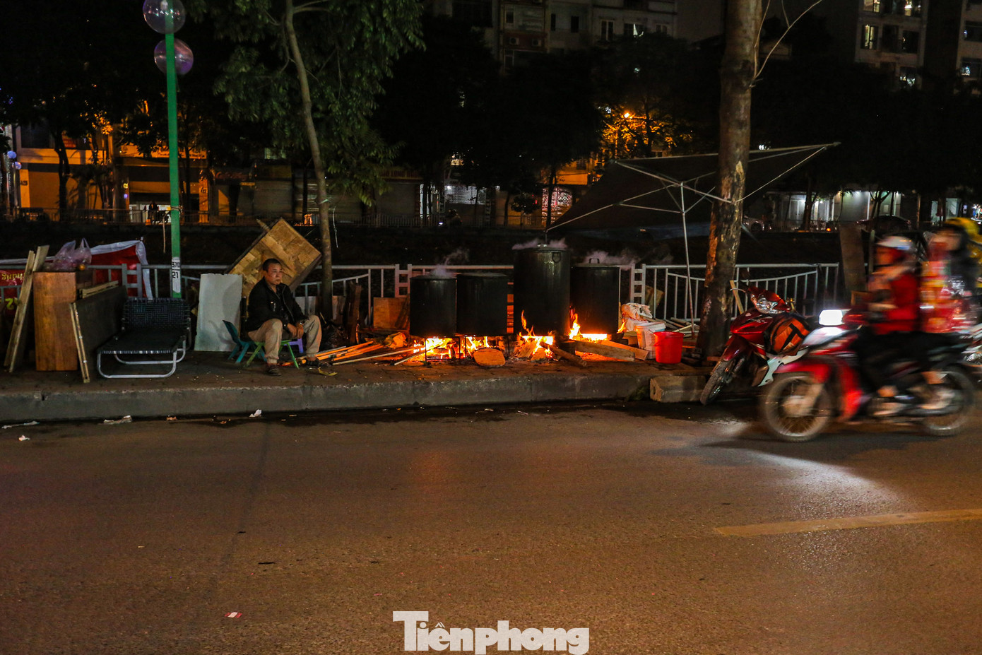 Ghi nhận của PV trong những ngày cuối năm, khi mọi người bắt đầu đi ngủ thì cũng là lúc vỉa hè các tuyến phố của Hà Nội như Khương Đình, Nguyễn Trãi, Vũ Tông Phan... bắt đầu đỏ lửa hồng, người dân quây quần, thức xuyên đêm bên nồi bánh chưng nghi ngút khói. Ghi nhận của PV trong những ngày cuối năm, khi mọi người bắt đầu đi ngủ thì cũng là lúc vỉa hè các tuyến phố của Hà Nội như Khương Đình, Nguyễn Trãi, Vũ Tông Phan... bắt đầu đỏ lửa hồng, người dân quây quần, thức xuyên đêm bên nồi bánh chưng nghi ngút khói.