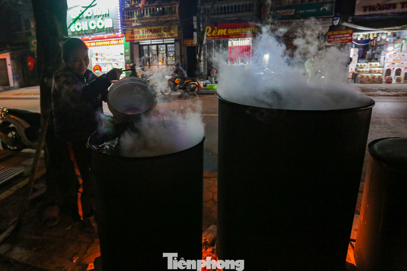 Bánh chưng sau 12 tiếng mới có thể vớt ra, chưa kể phải cấp nước, cấp củi liên tục để bánh chưng chín đều. Hai gia đình ở đây phải thay nhau canh nồi bánh chưng mấy đêm liền. Bánh chưng sau 12 tiếng mới có thể vớt ra, chưa kể phải cấp nước, cấp củi liên tục để bánh chưng chín đều. Hai gia đình ở đây phải thay nhau canh nồi bánh chưng mấy đêm liền.