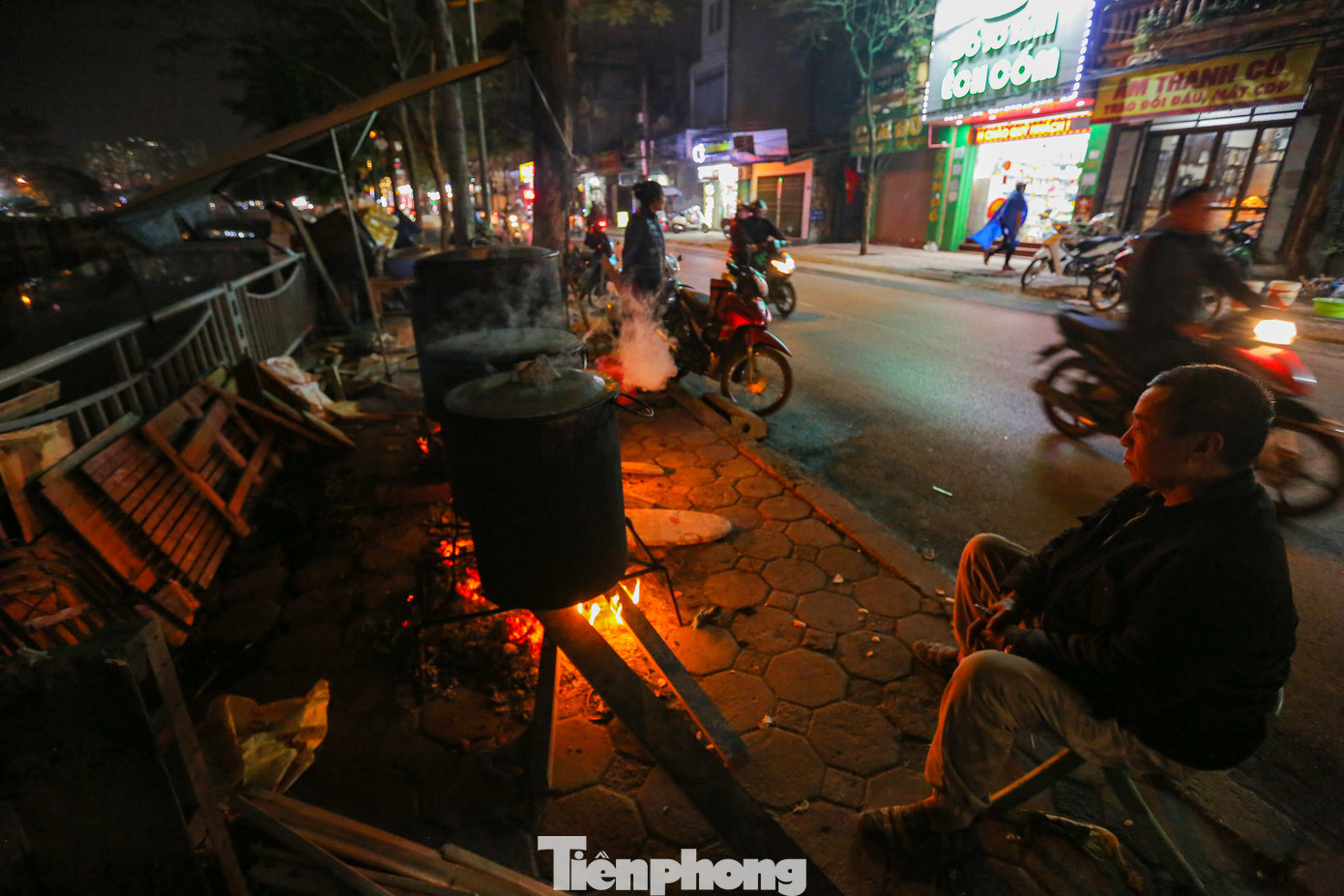 Đây là năm thứ 11 gia đình chú Hàn (phố Khương Đình, Thanh Xuân, Hà Nội) bắc bếp mồi lửa nấu bánh chưng. Bánh chưng chú Hàn làm chủ yếu phục vụ người thân, gia đình, hàng xóm xung quanh khu nhà. Đây là năm thứ 11 gia đình chú Hàn (phố Khương Đình, Thanh Xuân, Hà Nội) bắc bếp mồi lửa nấu bánh chưng. Bánh chưng chú Hàn làm chủ yếu phục vụ người thân, gia đình, hàng xóm xung quanh khu nhà.