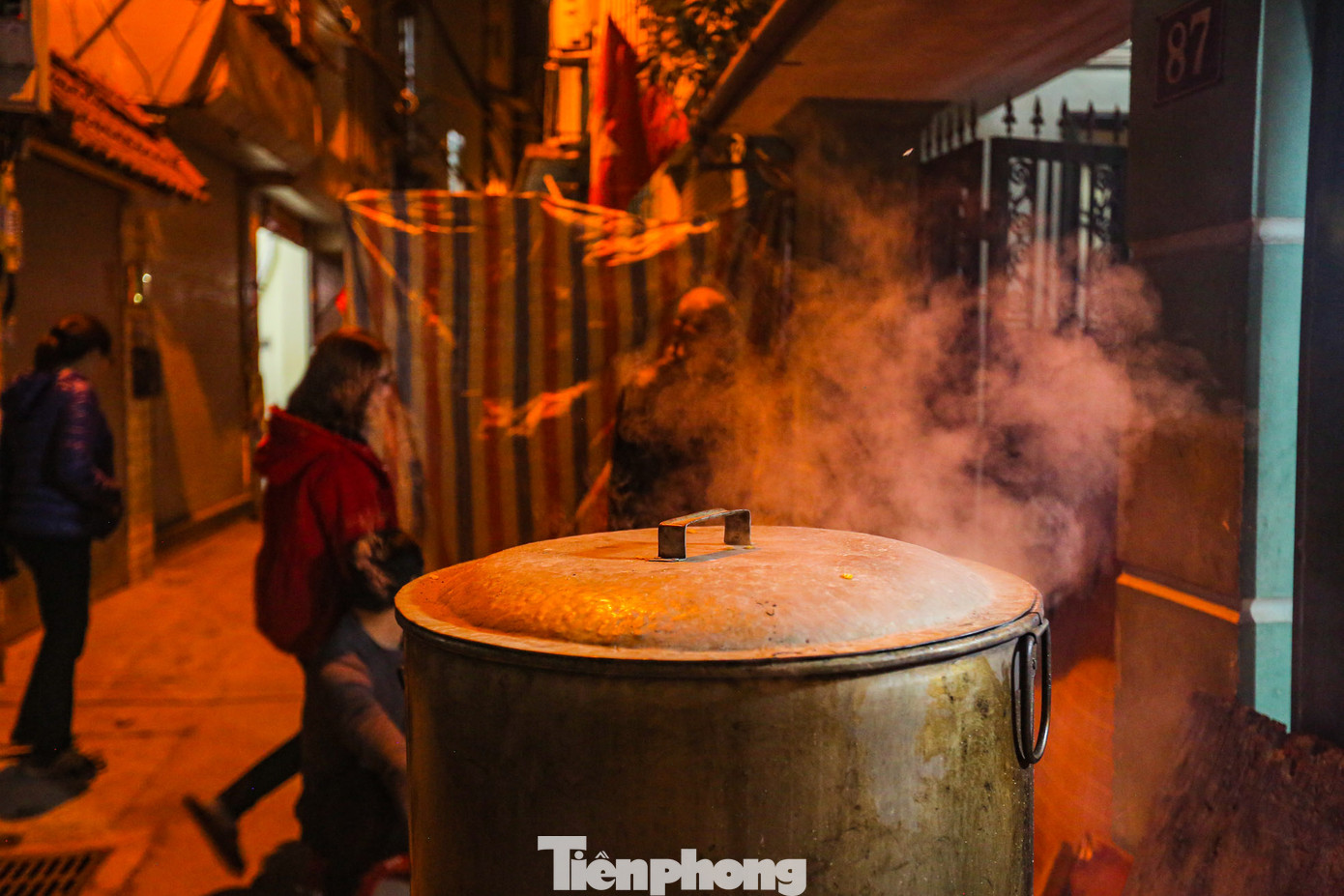 Phải đến 1-2h đêm mới có thể vớt bánh, tuy nhiên ai cũng phấn khởi, không ngại thức để canh nồi bánh. Phải đến 1-2h đêm mới có thể vớt bánh, tuy nhiên ai cũng phấn khởi, không ngại thức để canh nồi bánh.