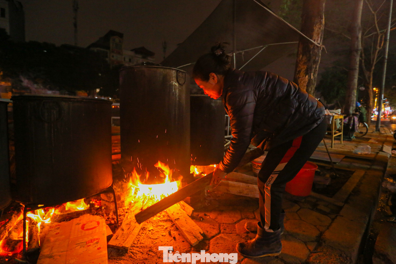 "Gia đình bắt đầu bắc bếp luộc bánh chưng từ hôm 23 tháng Chạp Âm lịch, ngày nào cũng đỏ lửa cho đến 30 Tết. Mỗi ngày luộc phải được hàng trăm cái gửi đi khắp nơi", chú Hàn cho biết. "Gia đình bắt đầu bắc bếp luộc bánh chưng từ hôm 23 tháng Chạp Âm lịch, ngày nào cũng đỏ lửa cho đến 30 Tết. Mỗi ngày luộc phải được hàng trăm cái gửi đi khắp nơi", chú Hàn cho biết.