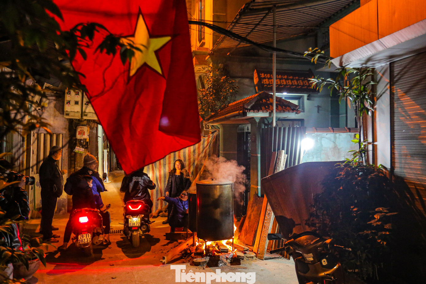 Hai nồi bánh chưng đỏ lửa trong một con ngõ phố Vũ Tông Phan. Hai nồi bánh chưng đỏ lửa trong một con ngõ phố Vũ Tông Phan.