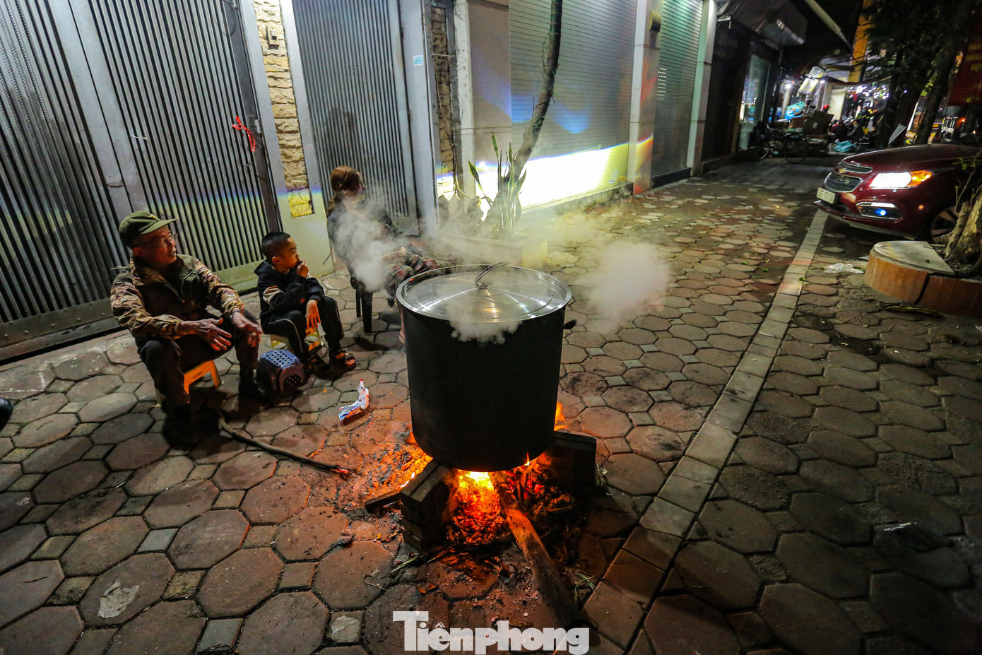Chú Minh Châu (phố Vũ Tông Phan, Thanh Xuân, Hà Nội) cùng hai đứa cháu trai bên bếp lửa hồng luộc bánh chưng. Chú Minh Châu (phố Vũ Tông Phan, Thanh Xuân, Hà Nội) cùng hai đứa cháu trai bên bếp lửa hồng luộc bánh chưng.