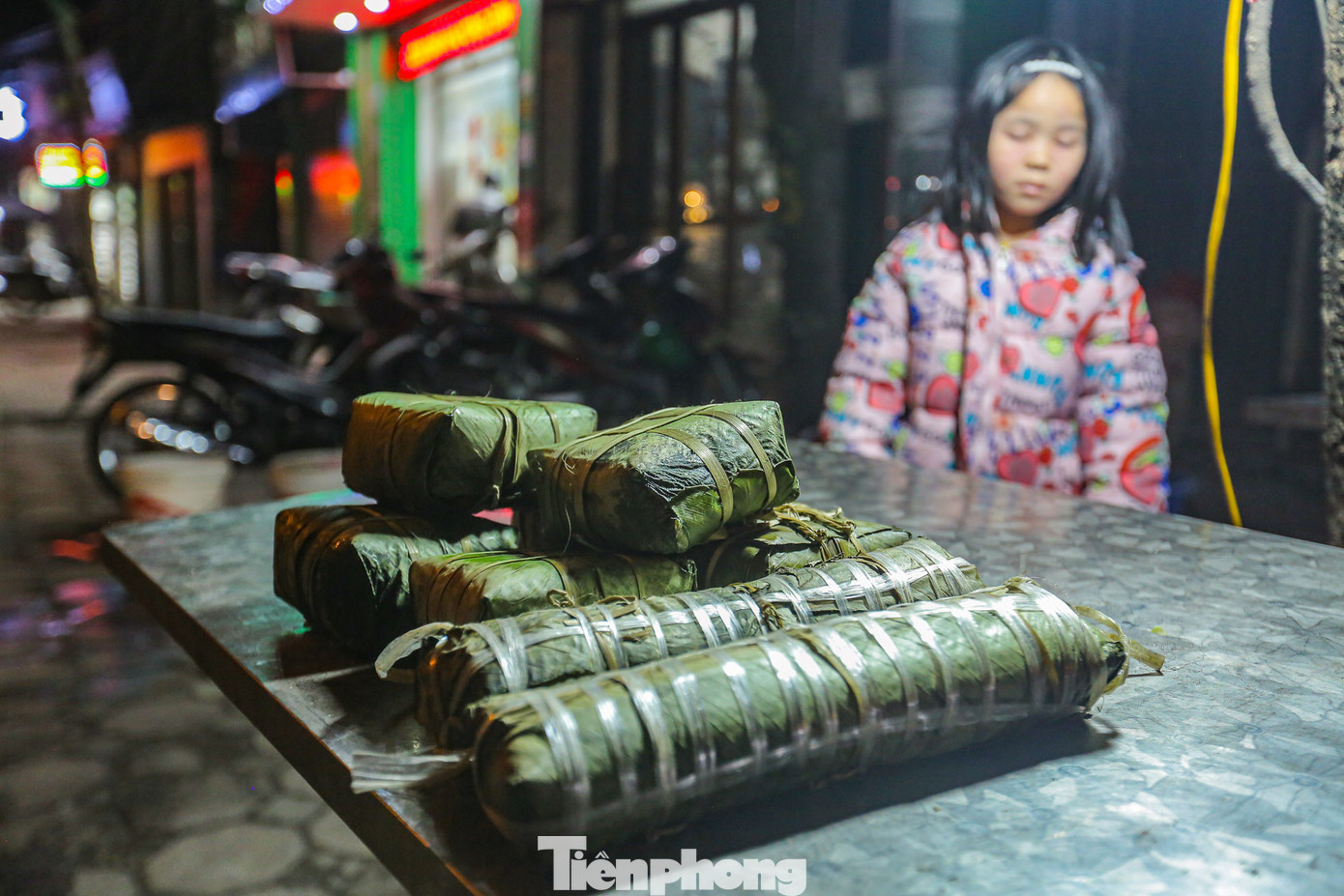 Các sản phẩm bánh chưng, bánh tét sau khi được vớt ra, gói cẩn thận, chia từng hộ gia đình. Các sản phẩm bánh chưng, bánh tét sau khi được vớt ra, gói cẩn thận, chia từng hộ gia đình.