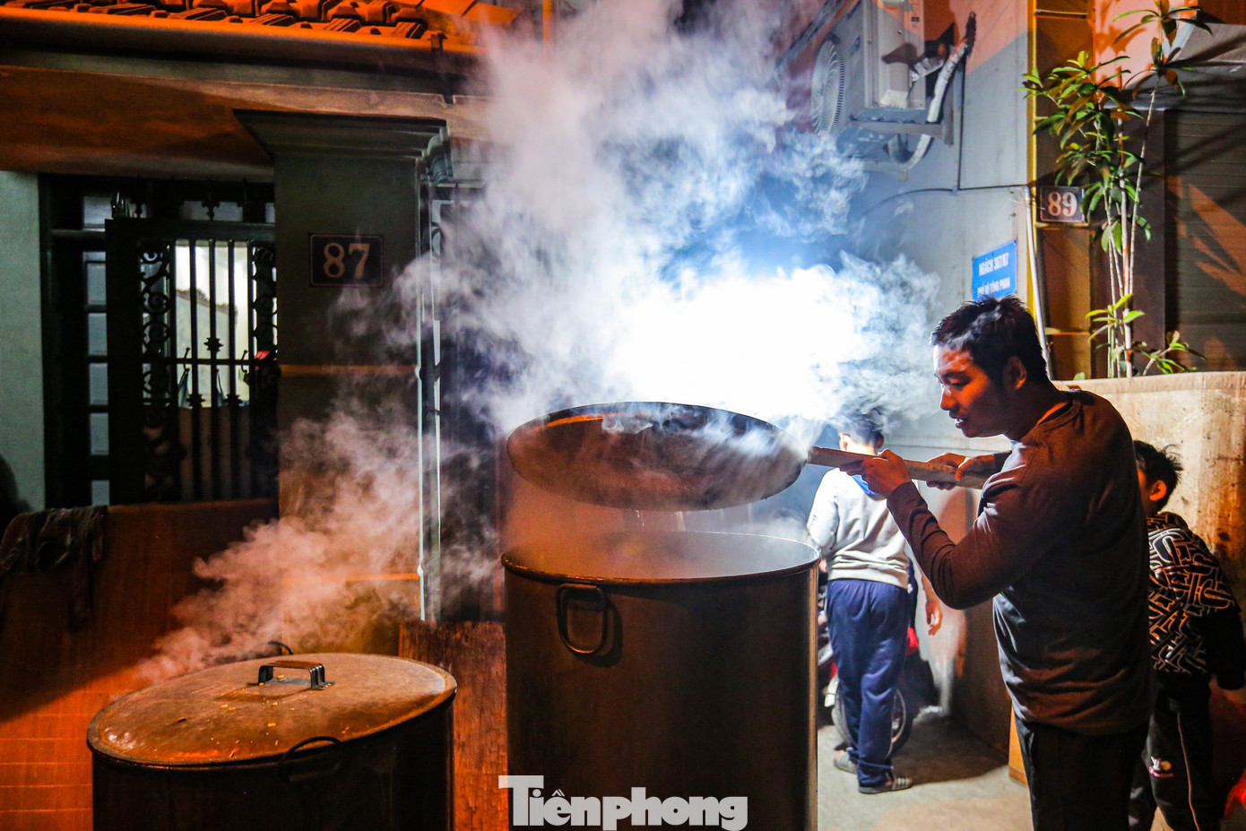 Nồi bánh chưng nghi ngút khói khiến mọi người thích thú, đặc biệt là những đứa trẻ. Nồi bánh chưng nghi ngút khói khiến mọi người thích thú, đặc biệt là những đứa trẻ.