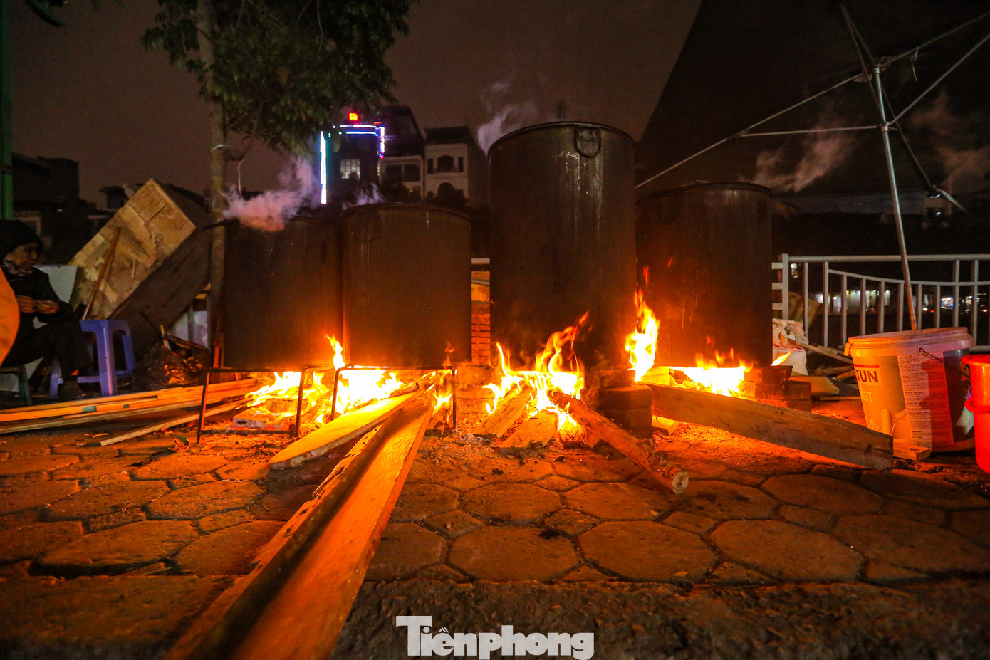 Hai nồi thấp có thể nấu khoảng 50 bánh, hai nồi cao hơn có thể nấu khoảng 70-100 cái bánh. Hai nồi thấp có thể nấu khoảng 50 bánh, hai nồi cao hơn có thể nấu khoảng 70-100 cái bánh.