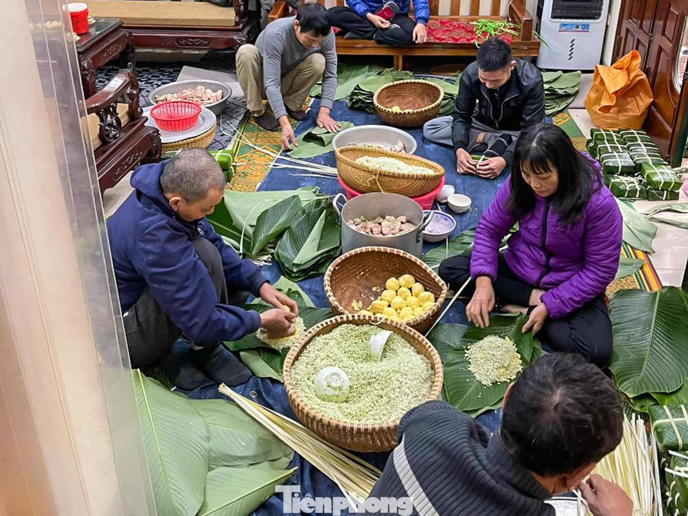 Để làm ra được một chiếc bánh chưng phải làm nhiều công đoạn, từ việc chọn, rửa lá dong to đẹp đến việc chọn thịt ba chỉ, ngâm gạo nếp, đậu xanh.. Bánh được gói cẩn thận, vuông vắn trước khi cho vào nồi. Để làm ra được một chiếc bánh chưng phải làm nhiều công đoạn, từ việc chọn, rửa lá dong to đẹp đến việc chọn thịt ba chỉ, ngâm gạo nếp, đậu xanh.. Bánh được gói cẩn thận, vuông vắn trước khi cho vào nồi.