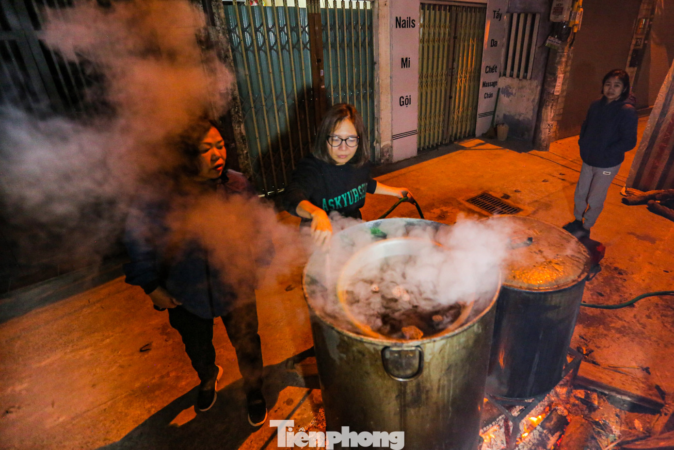 Bếp lửa hồng không chỉ nấu bánh chưng mà còn giữ được nét đẹp xưa của người dân Hà Nội, cùng nhau sum vầy sau cả năm vất vả làm ăn. Bếp lửa hồng không chỉ nấu bánh chưng mà còn giữ được nét đẹp xưa của người dân Hà Nội, cùng nhau sum vầy sau cả năm vất vả làm ăn.