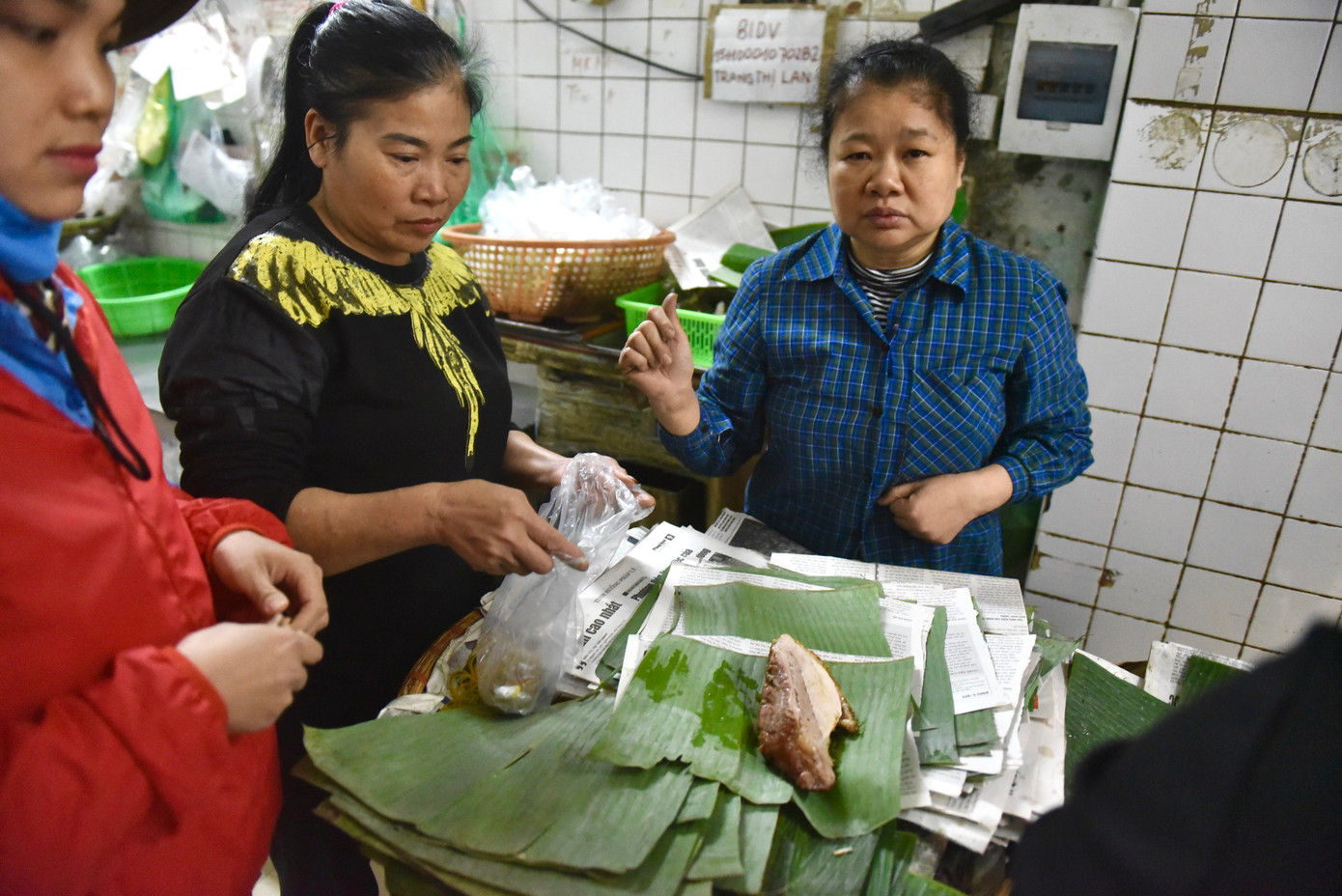 Do dân gian truyền tai nhau Thần Tài thích ăn thịt quay, do đó vào ngày này, các cửa hàng thịt quay luôn đông khách.