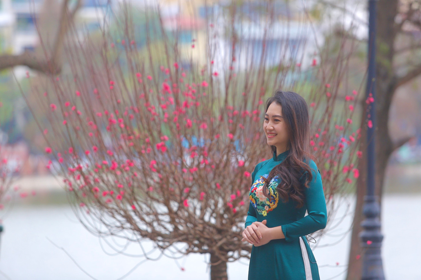 Thiếu nữ thi nhau thả dáng với áo dài bên cạnh những cây đào tại hồ Hoàn Kiếm.