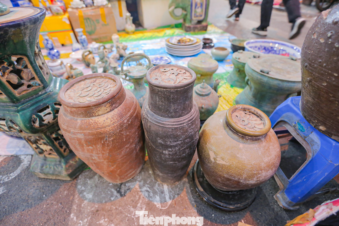 Những chiếc bình cổ với nhiều họa tiết, hoa văn.