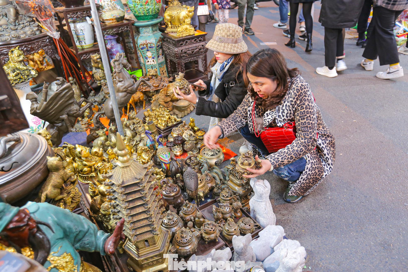Đồ vật có hình mèo được bày bán ở hầu hết gian hàng với hình dáng, kích thước khác nhau có giá từ vài trăm đến hàng triệu đồng một sản phẩm.