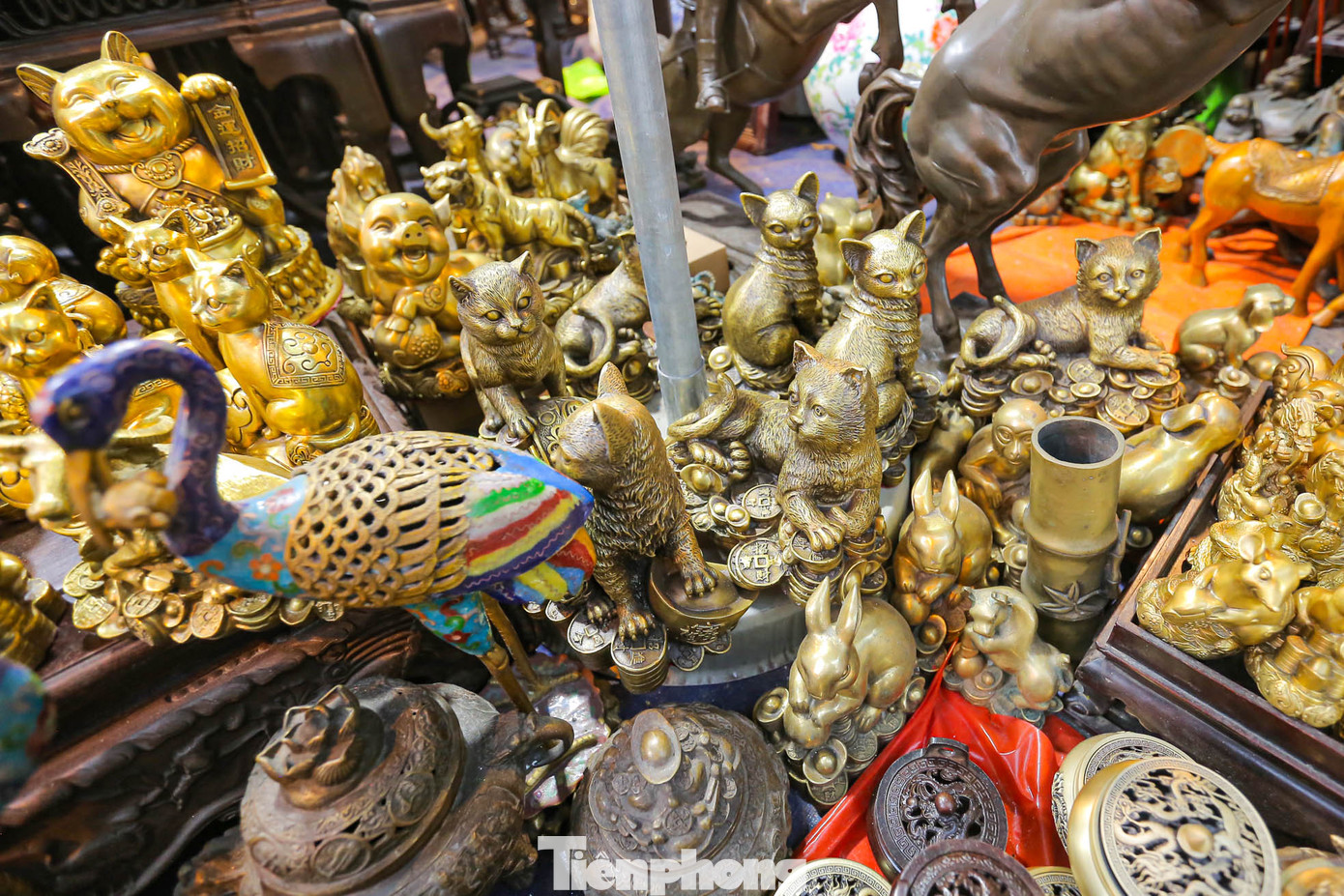 Năm nay, một trong những mặt hàng được người mua săn đón là những đồ cổ, đồ đồng, hay giả cổ có hình mèo.