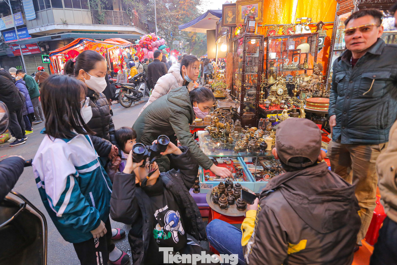 Hàng nghìn món đồ được bày bán khiến cho khu chợ mỗi năm chỉ họp một lần này lúc nào cũng tấp nập người dừng chân.