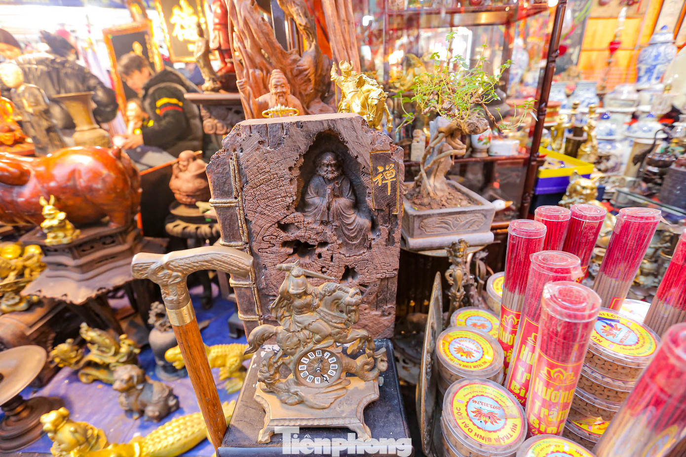 Phiên chợ không chỉ là nơi mua bán mà đã trở thành nơi giao lưu văn hóa của những người sưu tầm đồ cổ.