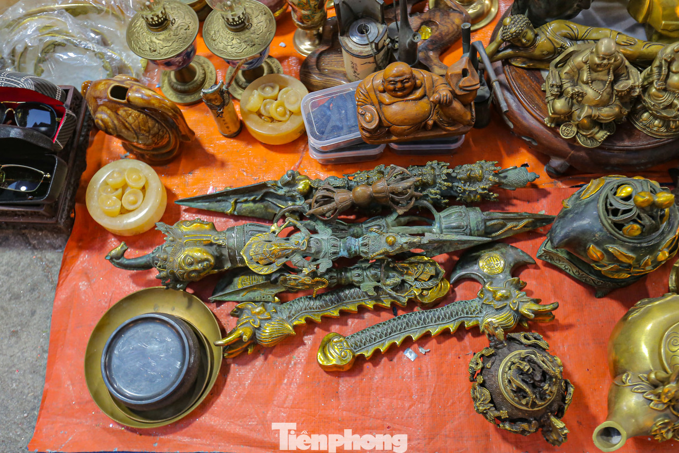 Chợ "đồ cổ" này mỗi năm chỉ họp một lần vào dịp giáp Tết, bày bán đồ cũ, đồ giả cổ, đồ xưa, sản phẩm thủ công mỹ nghệ, sản phẩm làng nghề truyền thống.