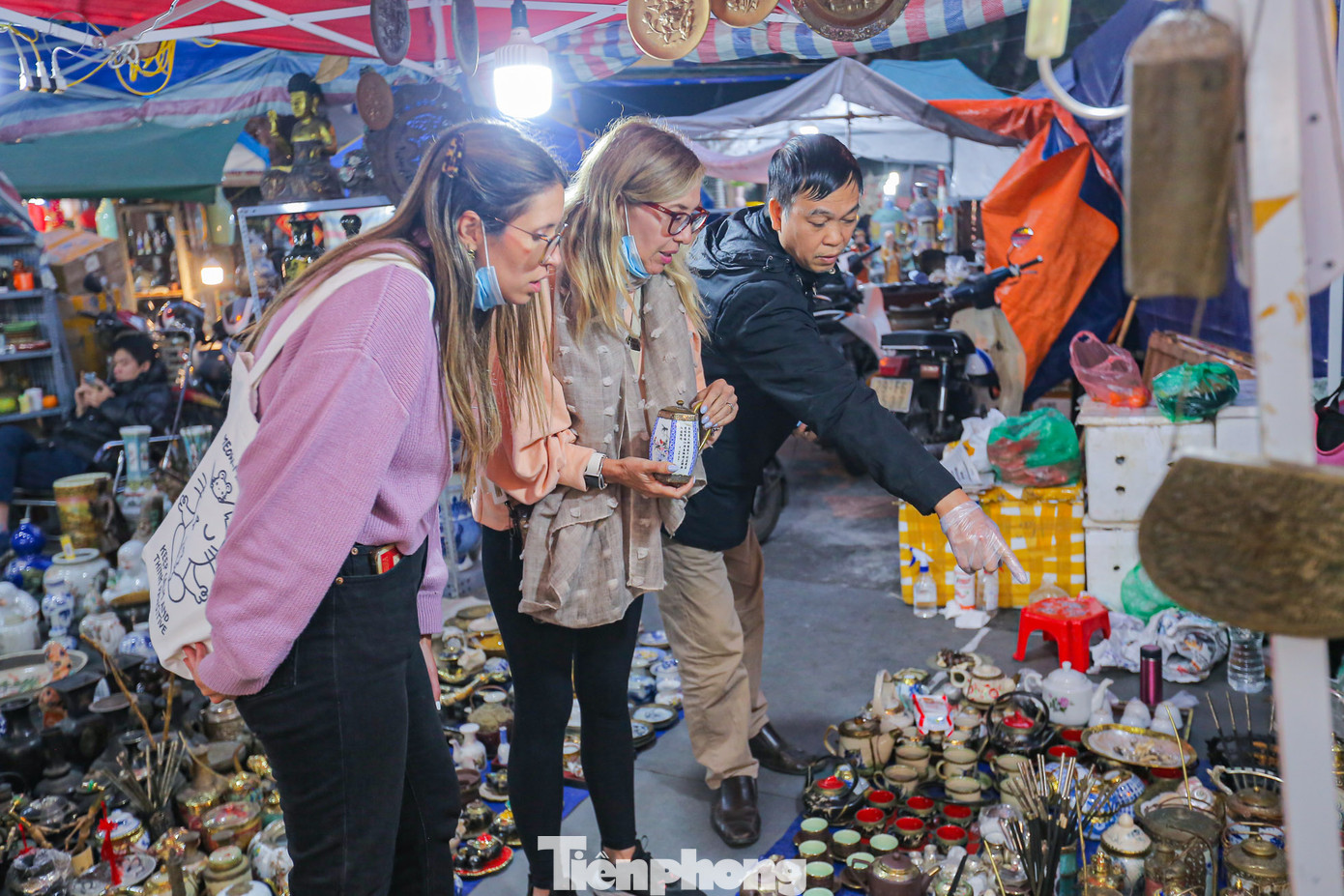 Ngoài khách Việt, những vị khách Tây cũng tỏ ra thích thú với những món đồ cổ.
