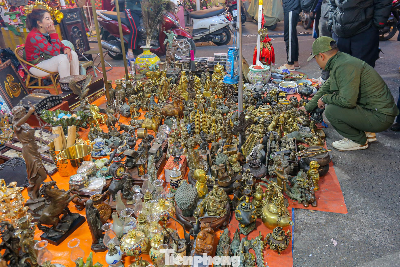 Chợ hoa Tết truyền thống nằm trên các tuyến phố: Hàng Lược, Hàng Khoai, Hàng Rươi, Hàng Mã và tuyến phố bích họa Phùng Hưng (đoạn từ phố Lê Văn Linh tới Hàng Cót) thuộc không gian khu Phố cổ Hà Nội. Ngoài hoa tươi, hoa đào, quất, đồ trang trí... trong lòng chợ hoa Tết, còn có "phiên chợ" khá thu hút du khách: Chợ "đồ cổ".