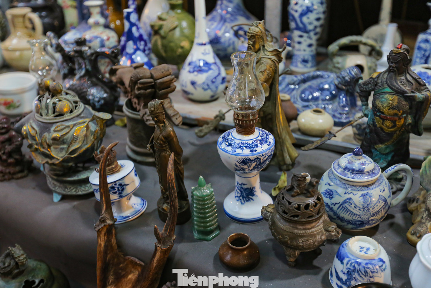 Đèn dầu dường như chỉ còn xuất hiện ở những phiên chợ đồ cổ.