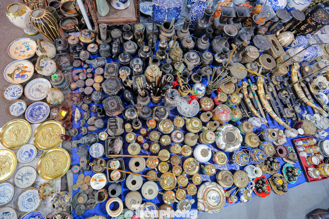 Hàng ngàn sản phẩm được bày bán tại phiên chợ đặc biệt này.