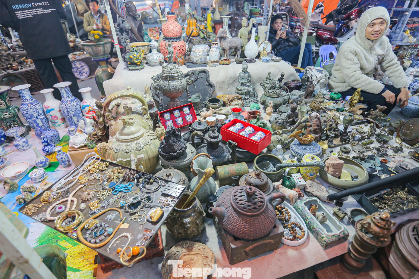 Đồng hồ, dây chuyền, vòng tay, kính mắt... của thời "ông bà anh" được bày bán tại chợ.