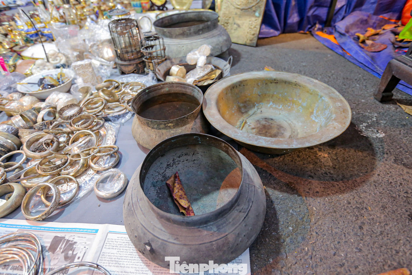 Các món đồ được trưng bày ở chợ đều có tuổi đời lâu năm, mang tính hoài niệm và có giá trị cao.