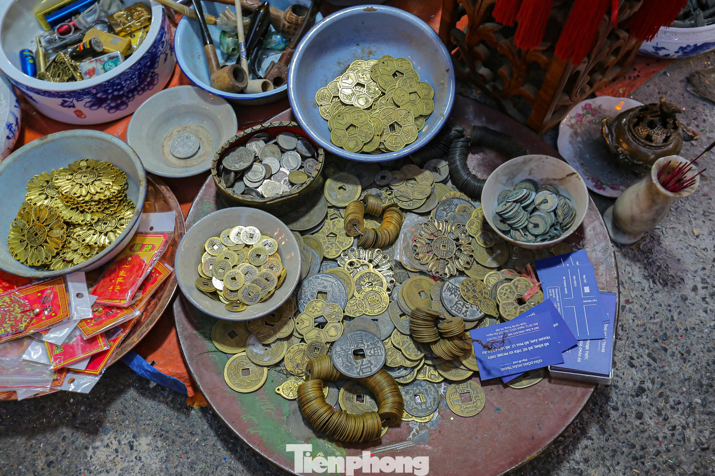 Đồng xu cổ với nhiều hình dạng, giá trị khác nhau.