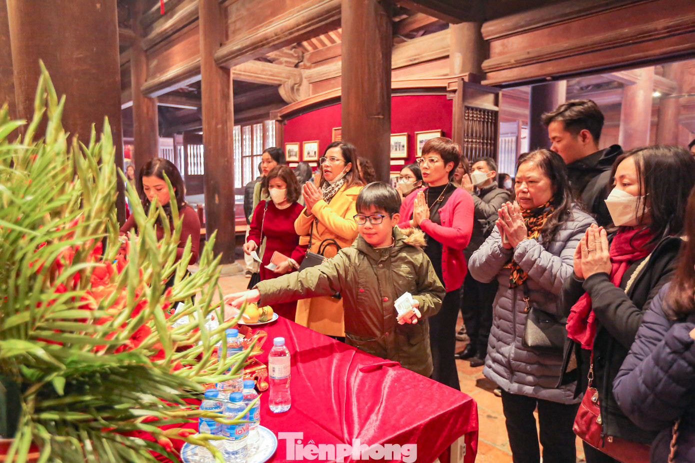 Khu vực trong điện, nhiều người thắp nén nhang, dâng lễ trước ban thờ Khổng Tử và các bậc tiên hiền trong Đại Bái Đường, cùng ban thờ danh nhân Chu Văn An trong nhà Thái Học để cầu cho việc học hành của mình, anh chị em, con cái... trong gia đình.