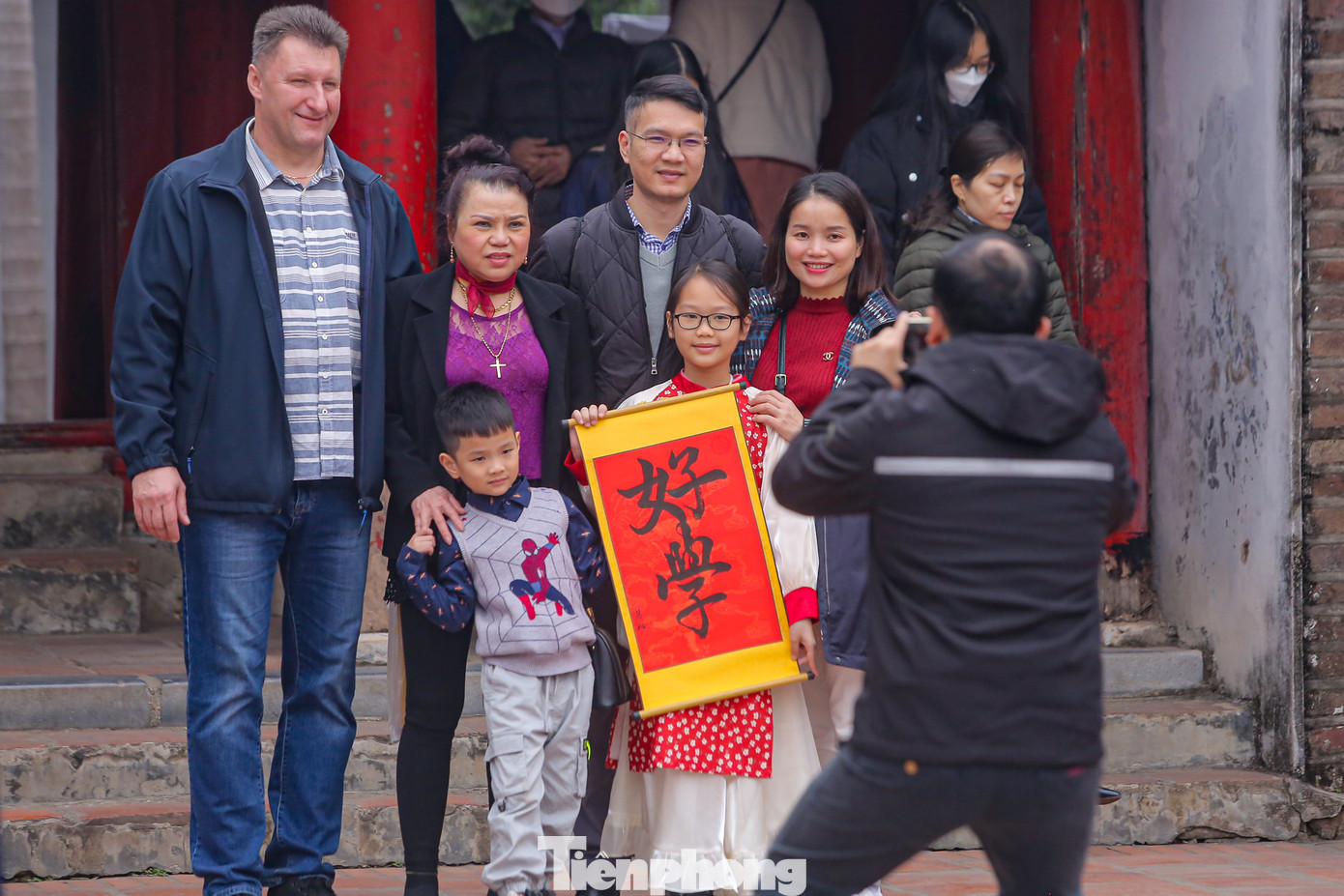 Một gia đình chụp ảnh lưu niệm ở Văn Miếu.