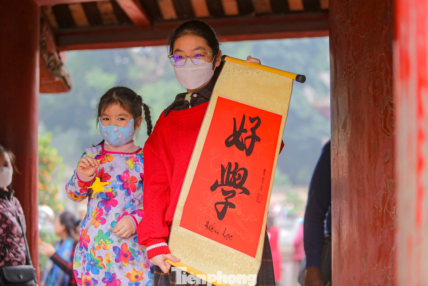 &quot;Với mong muốn các con học hành chăm chỉ, đạt nhiều kết quả cao trong học tập nên tôi xin chữ &quot;Hiếu Học&quot; để các con nhìn vào đó và phấn đấu&quot;, chị Hiền (Đống Đa, Hà Nội) cho biết.