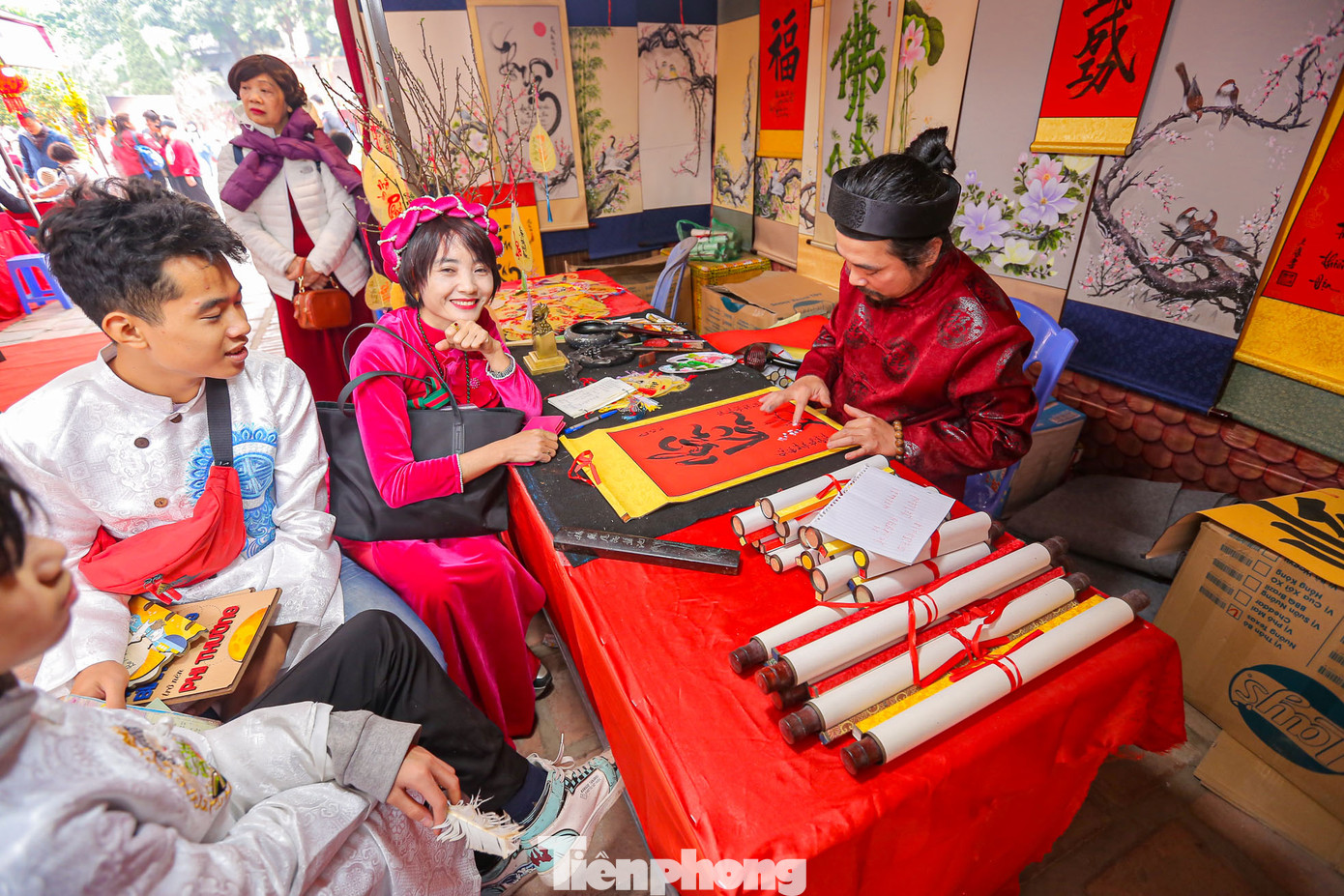 Việc xin chữ trở thành món ăn tinh thần không thể thiếu của nhiều người dân mỗi dịp Tết đến xuân về.