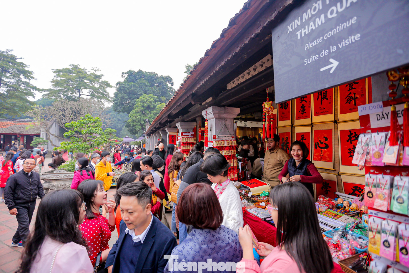 Bên trong Văn Miếu, các gian hàng đồ lưu niệm, bán chữ hút khách tham quan.