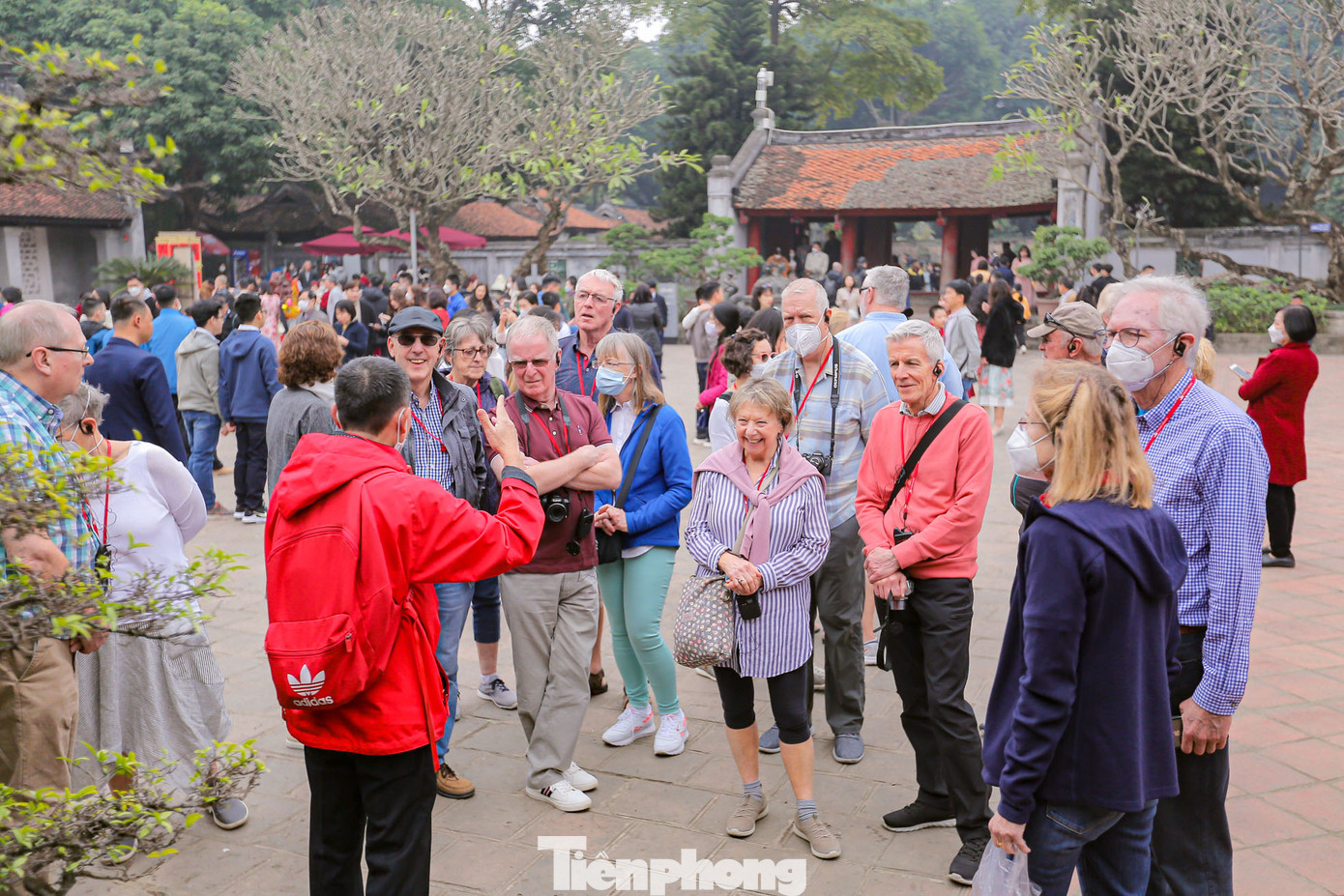 Những vị khách Tây đến Văn Miếu trong ngày mùng 1 Tết.