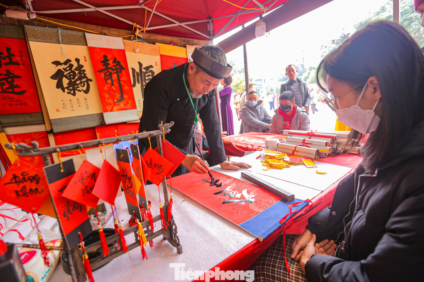 Việc xin - cho chữ diễn ra chủ yếu ở Hồ Văn - Văn Miếu (Đống Đa, Hà Nội). Xin chữ đầu năm là một nét đẹp văn hóa có từ rất lâu đời, việc xin chữ - cho chữ thể hiện việc coi trọng tri thức đồng thời là dịp thể hiện những mong muốn cho một năm mới.