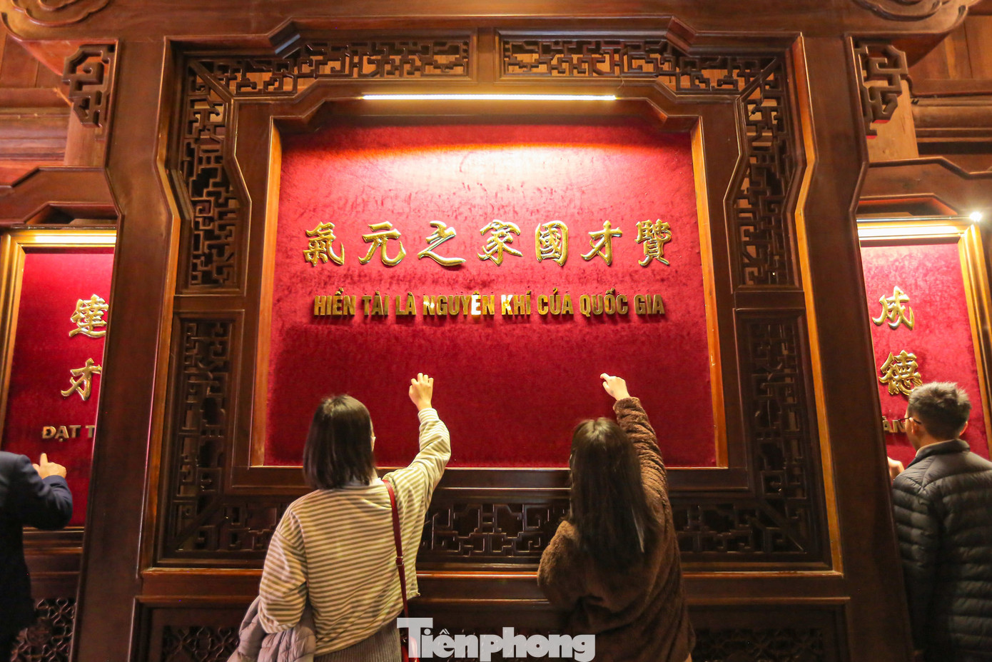 Nhiều bạn trẻ viết điều mong muốn để đạt được điều ước.