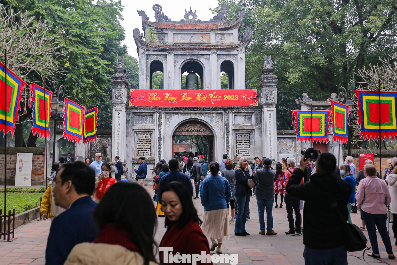 Nhiều người dân Thủ đô đã chọn Văn Miếu - Quốc Tử Giám là điểm du xuân trong ngày mùng 1 Tết Quý Mão 2023.