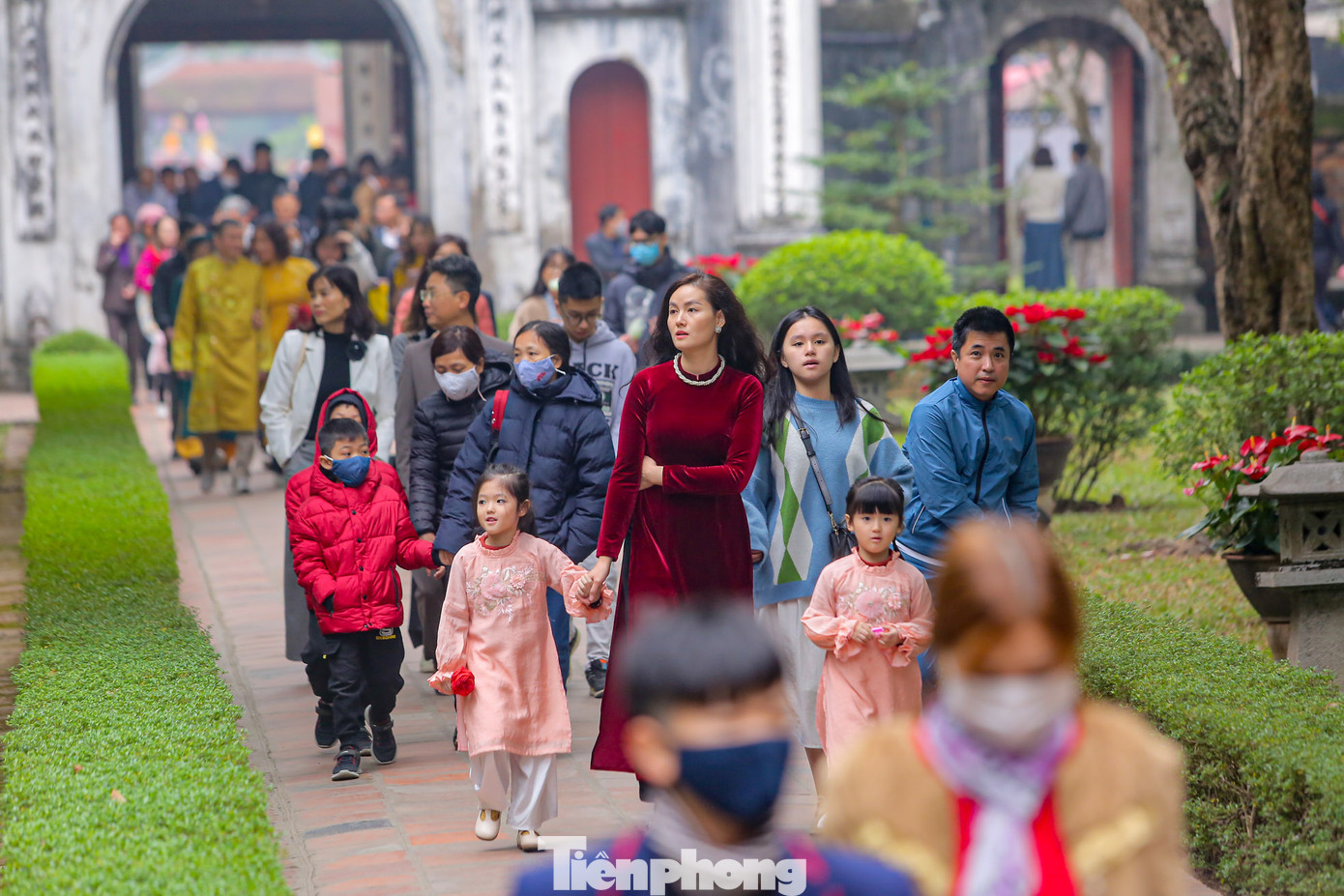 Nườm nượp người kéo đến Văn Miếu - Quốc Tử Giám để du xuân.