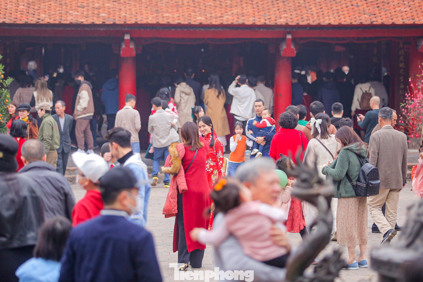 Khu vực sân trong đông nghẹt người.