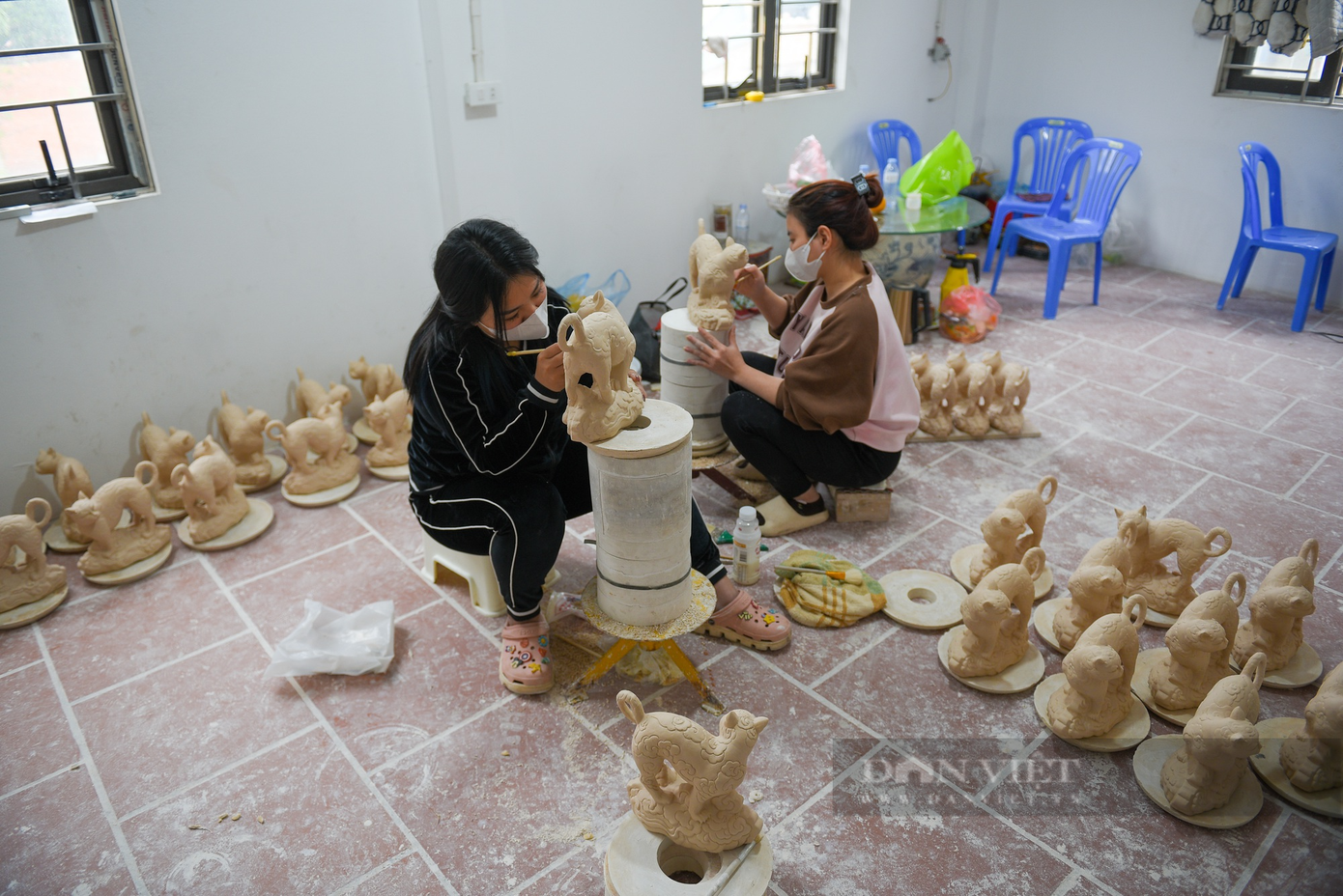 Tất cả các công đoạn đều được nghệ nhân làm hoàn toàn bằng tay, nên mỗi sản phẩm hoàn thành sẽ có những nét riêng. Tất cả các công đoạn đều được nghệ nhân làm hoàn toàn bằng tay, nên mỗi sản phẩm hoàn thành sẽ có những nét riêng.