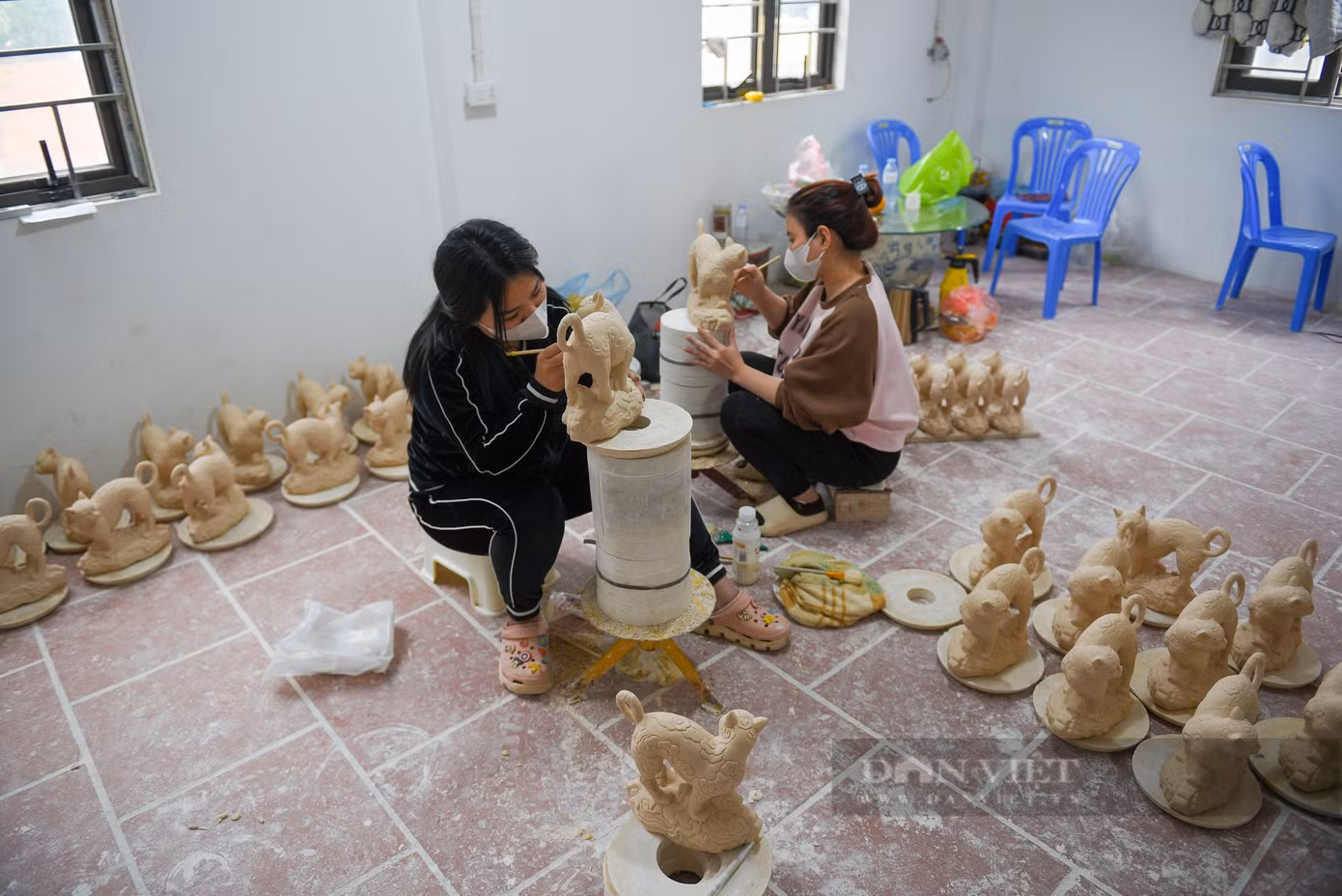 Tất cả các công đoạn đều được nghệ nhân làm hoàn toàn bằng tay, nên mỗi sản phẩm hoàn thành sẽ có những nét riêng.